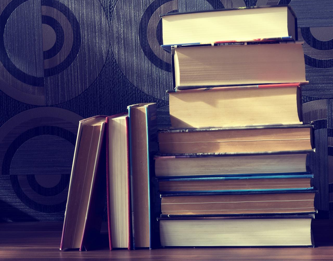 Книги по саморазвитию на столе